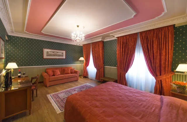 غرفة عائلية بسرير كينج مع أريكة، Strozzi Palace Hotel 3/4