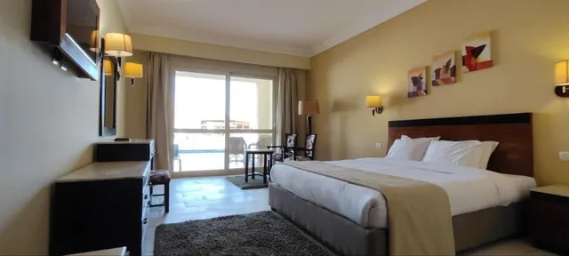 غرفة بسرير مزدوج بإطلالة على المسبح، Regency Plaza Aqua Park Spa Resort 1/6