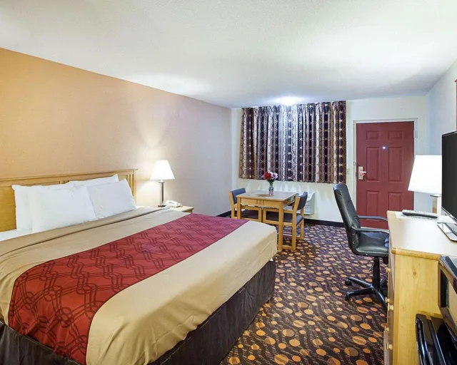 غرفة بسرير كينج، Econo Lodge Phillipsburg, KS 1/4