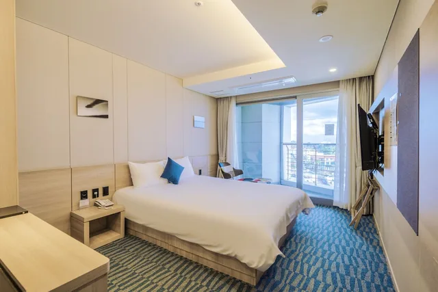 غرفة ديلوكس بسرير كوين بشرفة بإطلالة جزئية على البحر، Hotel Bridge Seogwipo 5/9