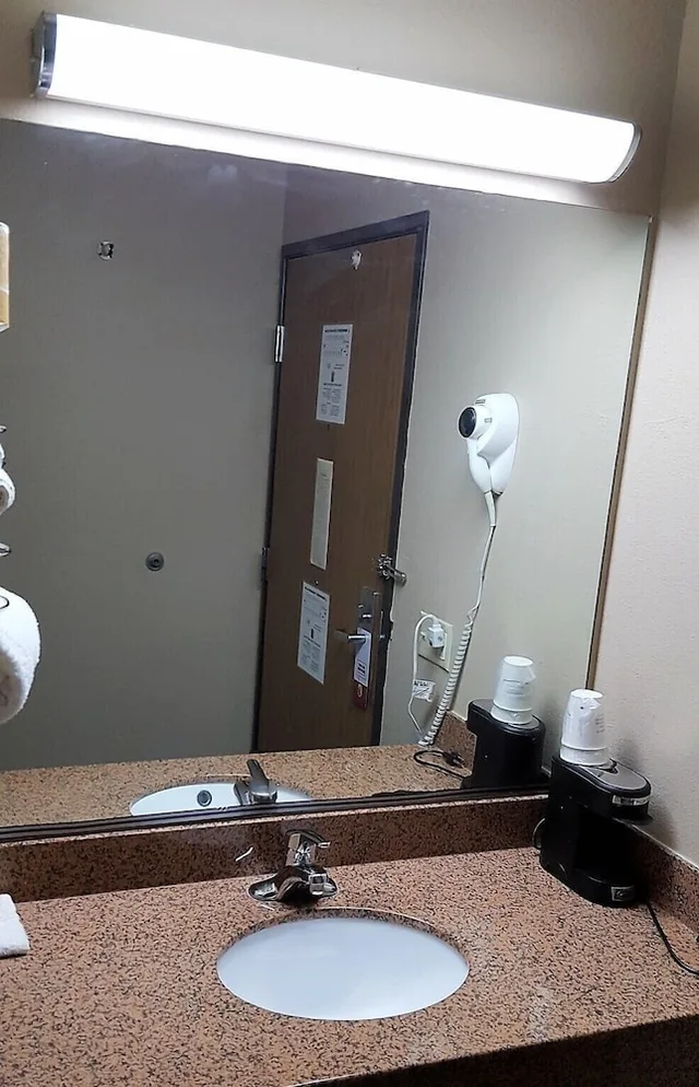 غرفة بسرير كوين لذوي الإعاقة، Super 8 by Wyndham O'Fallon MO/St. Louis Area 4/6
