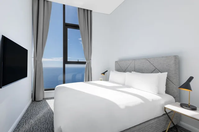 2 Bedrooms, Sky, Ocean, Suite, 2 King Beds، Meriton Suites Surfers Paradise 2/9