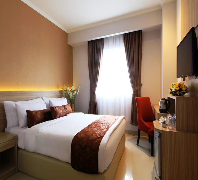 غرفة قياسية بسريرين منفصلين، Lorin Syariah Hotel Solo 2/3