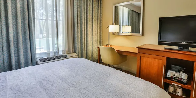 جناح بسرير كينج مع أريكة بمطبخ صغير، Hampton Inn Charleston Daniel Island 3/9