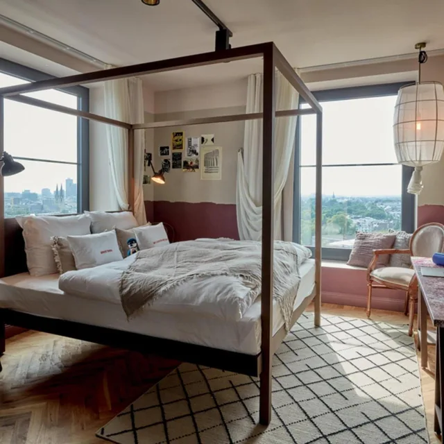 Sky, Gigantic, King Bed, 25Hours Hotel Das Tour 1/4