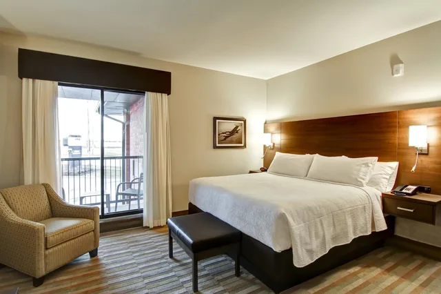 غرفة قياسية بسرير كينج بشرفة، Best Western London Airport Inn Suites 2/7