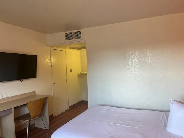 غرفة قياسية بسرير كوين لذوي الإعاقة، Motel6 Fort Collins, CO 3/10