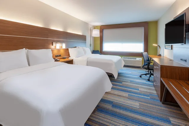 غرفة قياسية بسريرين كوين لذوي الإعاقة، Holiday Inn Express & Suites Brunswick - Harpers Ferry Area, an IHG Hotel 1/5