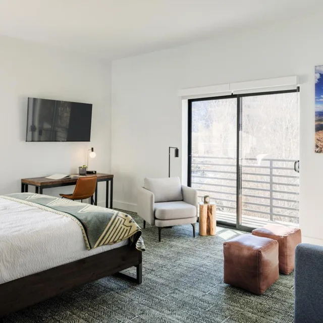 غرفة بسرير كينج بشرفة بحمام خاص مع أريكة، The Block Hotel & Commons 1/2