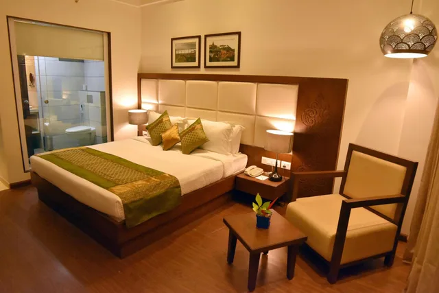 Deluxe, Manish Aura Grand 4/5