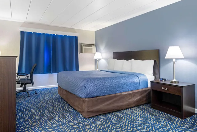 غرفة بسرير كينج، Econo Lodge Hicksville - Long Island 5/8