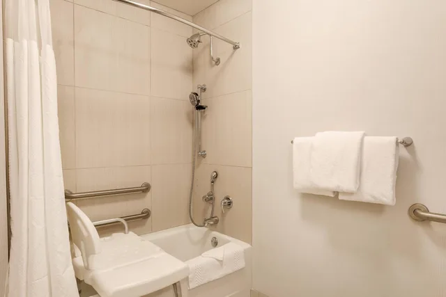 Room, King Bed, Bathtub, Accessible, Courtyard by Marriott Pittsburgh Downtown 6/10