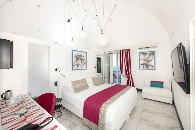 غرفة تنفيذية بسريرين منفصلين بإطلالة على البحر مع أريكة بحوض جاكوزي، Positano Art Hotel Pasitea 8/10