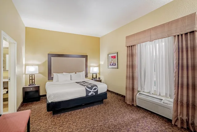 جناح ديلوكس بسرير كينج لذوي الإعاقة، La Quinta Inn & Suites by Wyndham Vicksburg 2/4