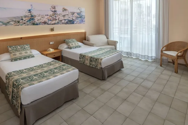 غرفة قياسية بسرير مزدوج بإطلالة على المسبح بشرفة، GHT Oasis Tossa & Spa 5/10