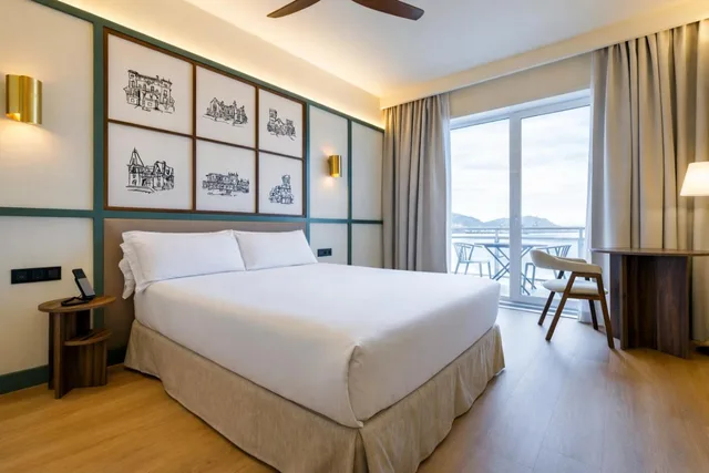 غرفة بسرير مزدوج بإطلالة على البحر بشرفة، Petit Palace Tamarises 7/10