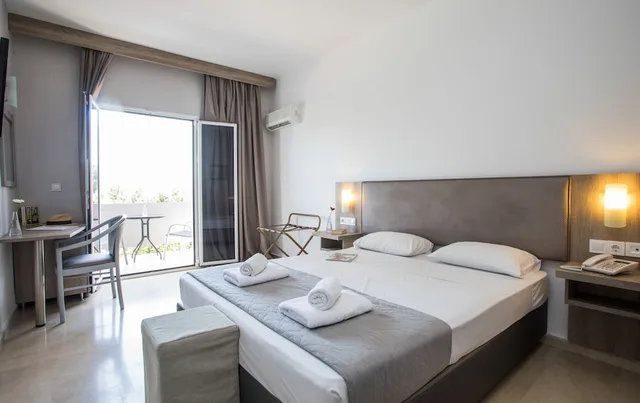 Room, Twin Beds, Balcony, Silver Bay Hotel 3/4