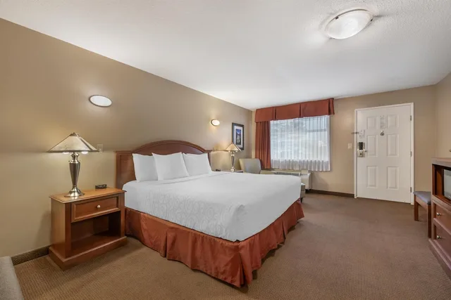 غرفة قياسية بسرير كينج، Best Western Sicamous Inn 4/8