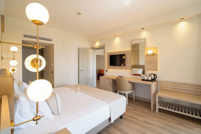 غرفة ديلوكس عائلية بسرير كوين وسرير فردي بإطلالة على البحر، Arcanus Hotels Sorgun 5/7