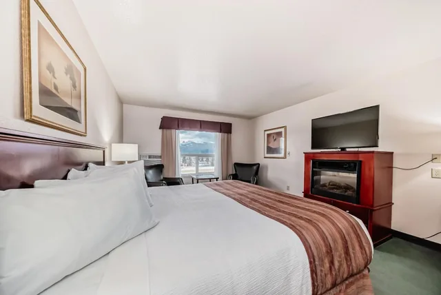 جناح بسرير كينج بجاكوزي، Grande Cache Inn and Suites 1/7