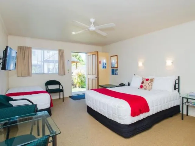 Spa, Studio, 1 Queen and 1 Single Bed، Asure Alfresco Motor Lodge 2/2