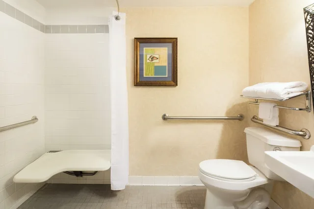 غرفة قياسية بسريرين كوين لذوي الإعاقة، Holiday Inn & Suites Clearwater Beach S-harbourside 4/4