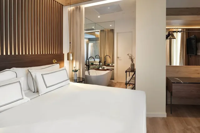 2 Bedrooms, Master, the Level, Suite, 2 King Beds، Melia Granada 3/5