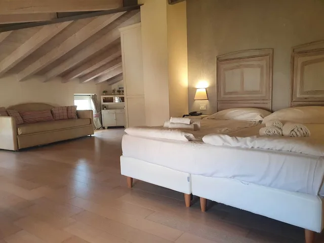 غرفة قياسية رباعية بسرير كوين بغرفة نوم واحدة مع أريكة، Hotel Villa Moron 1/4