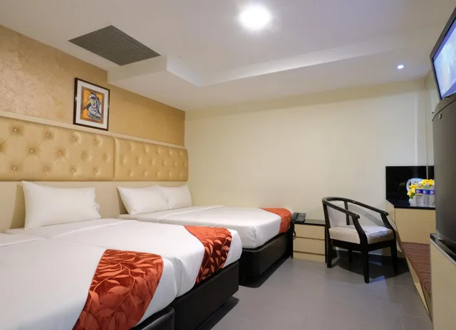 Family Suite, Double and Twin Beds, No Window، Sandpiper Hotel 1/5