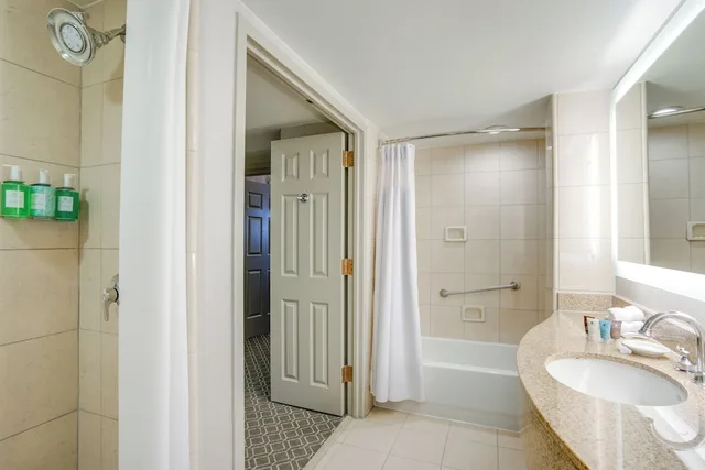 1 Bedroom, Astor, Tower, Suite, 2 Queen Beds، Astor Crowne Plaza New Orleans French Quarter, An Ihg Hotel 13/13