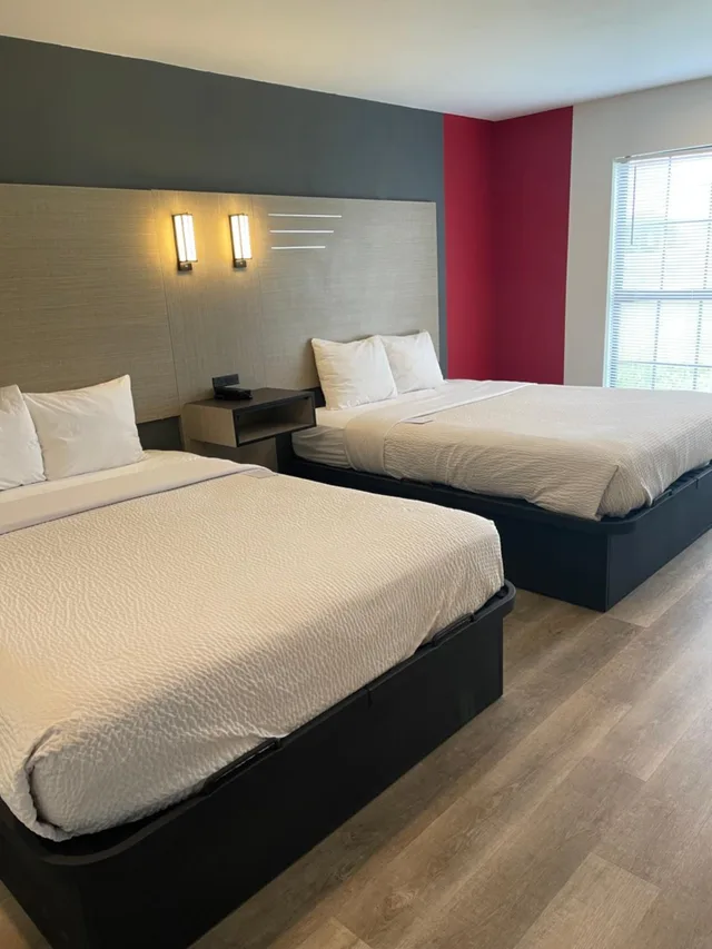 جناح بسريرين كوين بحوض استحمام لذوي الإعاقة، Ramada by Wyndham Studio Suites Dothan 2/5