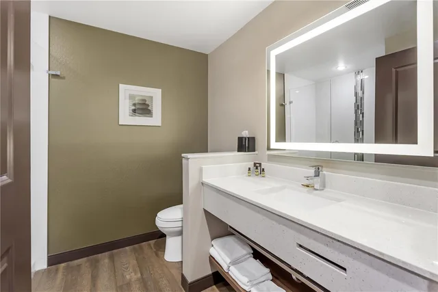 غرفة بسرير كينج مع أريكة بمطبخ صغير، Best Western Plus Hinton Inn and Suites 3/4