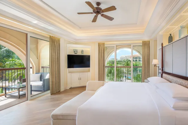 غرفة بسرير كينج بإطلالة على البحر بشرفة، The Royal Begonia A Luxury Collection Resort Sanya 6/9