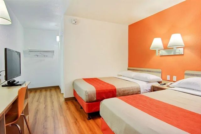 غرفة قياسية بسريرين مزدوجين، Motel6 Kingsville, TX 2/6