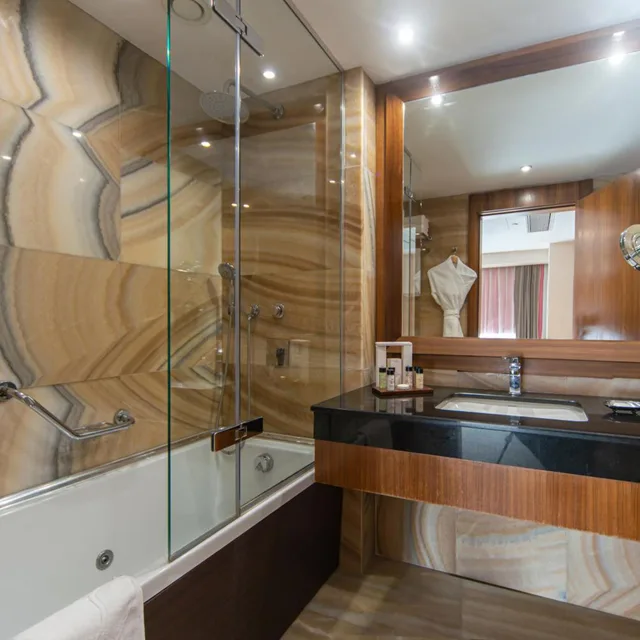 غرفة بريميوم بسرير فردي، Crowne Plaza Istanbul Harbiye Hotel 10/10