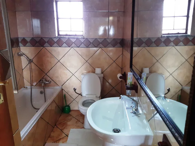 غرفة عائلية ثلاثية بسرير كينج وسرير فردي، Acre Of Africa Guest Venue 2/2
