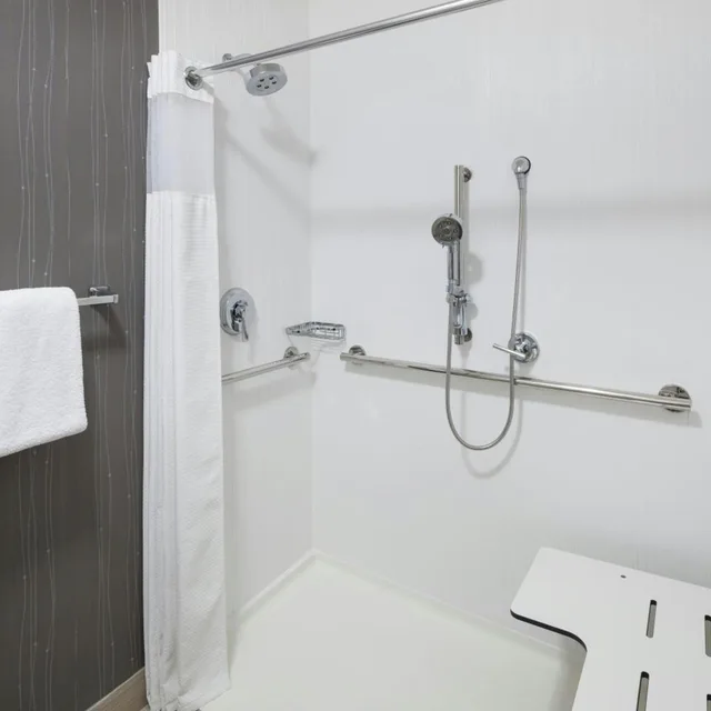 غرفة بسرير كينج بحوض استحمام لذوي الإعاقة، Courtyard Omaha Downtown/Old Market Area 6/8