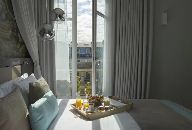 1 Bedroom, Suite, Queen Bed, Sofa, Hotel Indigo Paris - Opera by IHG 4/7