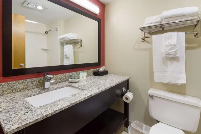 جناح بسرير كوين بإطلالة على المسبح، Best Western Braddock Inn 3/4