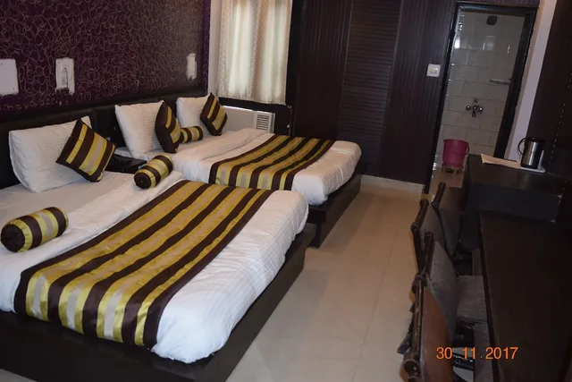 غرفة ديلوكس رباعية بسريرين مزدوجين للمدخنين، Trishul Hotel 2/2