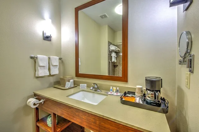 جناح بسرير كينج مع أريكة لذوي الإعاقة، Comfort Suites Tomball Medical Center, TX 8/10