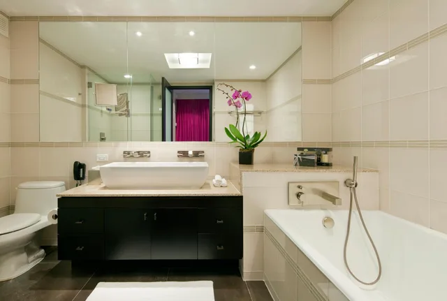 Suite, King Bed, Park Avenue View, Sofa، Royalton Park Avenue 3/3