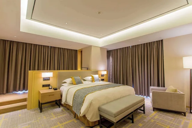 جناح ديلوكس بسرير كينج للمدخنين، Howard Johnson By Wyndham Glory Plaza Chenghai 1/1