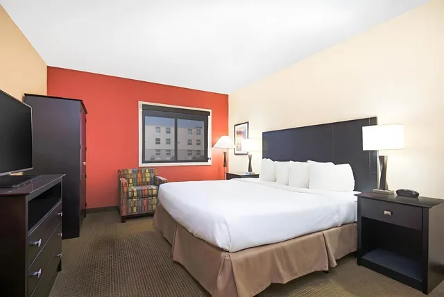Efficiency, Suite, King Bed، The Eddie Hotel Gillette 1/2