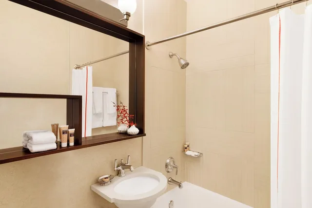 جناح جونيور بسرير كينج مع أريكة لذوي الإعاقة، Lincoln Hotel 4/7