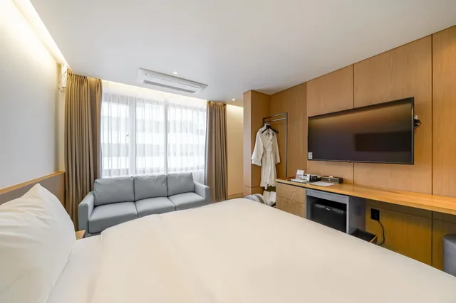 غرفة سوبيريور بسرير كوين بشرفة، Haeundae Thevan Hotel 1/1