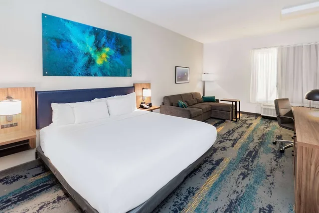 غرفة بسرير كينج لذوي الإعاقة، La Quinta Inn & Suites by Wyndham Texas City I 45 2/6