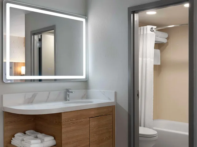 غرفة بسريرين مزدوجين مع أريكة، Hyatt Place Kansas City/Overland Park/Metcalf 6/6