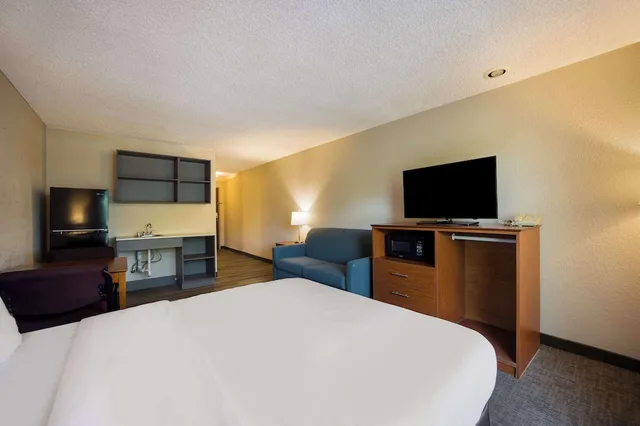غرفة قياسية بسرير كوين بمطبخ صغير، Suburban Studios Canon City, CO 2/10