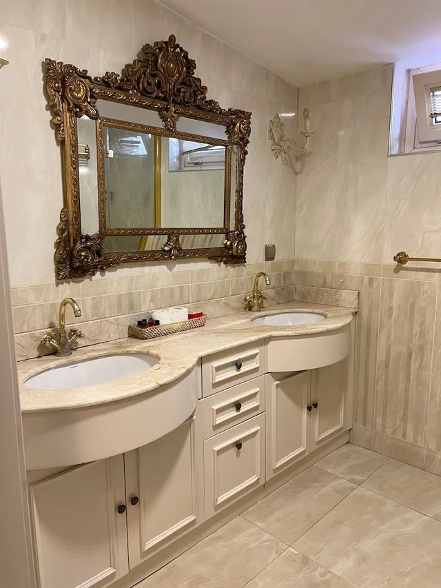 جناح ملكي متصل بسرير مزدوج وسريرين منفصلين بإطلالة على البحر، LE MARDE HOTEL 10/10